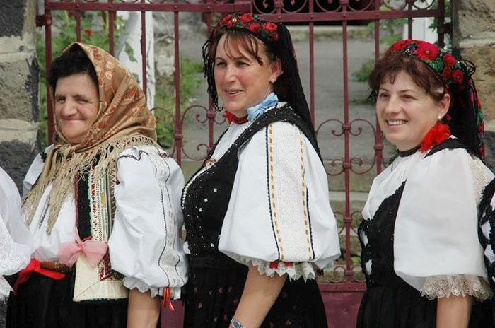 NEVESTE DIN PALOS IN COSTUME POPULARA ROMANESTI. - HRAMUL BISERICII DIN PALOS 29 IUNIE  2014