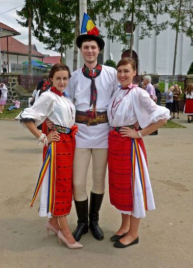 TINERI IN COSTUME POPULARE.