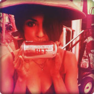 Mersi mult,Hayley.:* Şi mersi mult tyler pentru că m.ai muşcat a 4-a cl; Oară :| Eu ies nb :*
