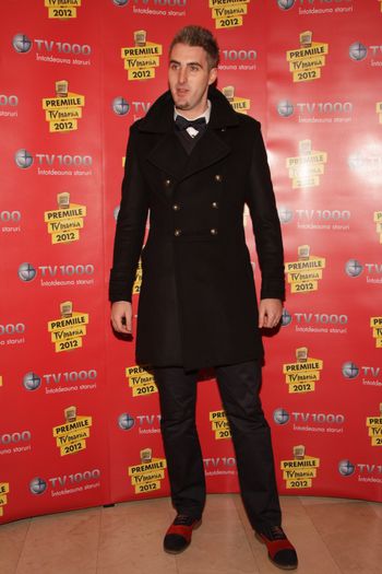 Of, ce pacat ca s-a terminat...Oricum ne vom mai revedea, stiti ca eu va spionez click; si va voi bantui pe veci *ras malefic, dispare prin perete* =))))))
