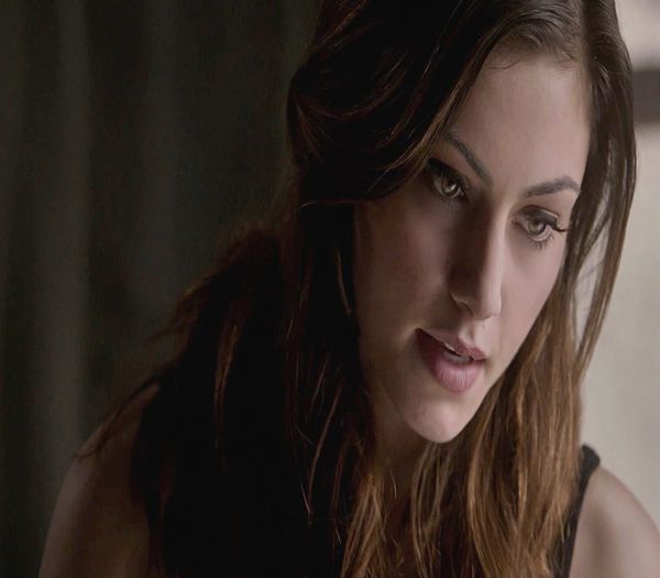 ✿ - *ii varsa floricelele in cap* Si tu de ce m-ai lasat cu astia aici ieri? Pe mine nu mai salvat. 