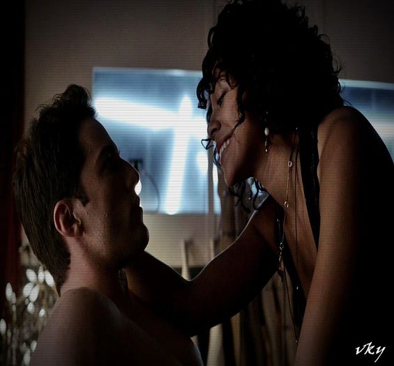 #► |sta pe canapea cu una si se distreaza cu ea| Se pare co sa fim singuri...;_??=)))