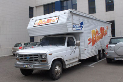 *apare caravana cu melodia de la din dragoste pe fundal, click*; https://www.youtube.com/watch?v=jJ98qac2UIM
