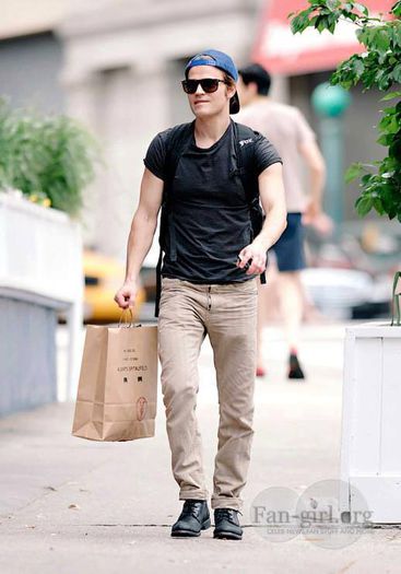 CL) eu te-am iubit prea mult dar pentru tine n-a contat ai plecat; din viata mea si de atunci au urmat nopti nedormite si pline de durere
care amintirea-mi este acum cea mai mare avere
inima in mine plange de dorul tau 
si nimeni n-o sa te iubeasca cum te iubesc e
