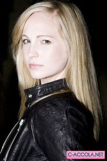 ᵔᴥᵔ -- *Intră şi trece foarte aproape de Hayley şi o impinge cu cotul* Oh scuze te-am lovit?