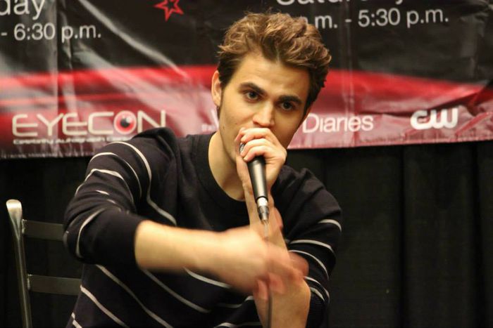 *se aseaza bine pe canapea* Miroase a show :-??