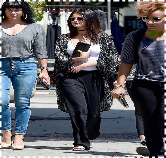  - xz - Out - for - lunch -with -friends -in - West - Hollywood -United - States x
