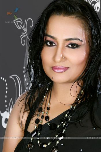Urmila Sharma- Soacra lui Phooli