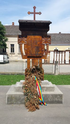 monument dedicat eroilor din localitatea Lipova - E--- religie