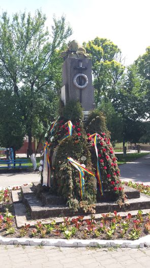 monument dedicat eroilor din localitatea Lipova, 2 - E--- religie