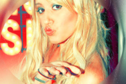 3 - Ashley Tisdale kiss