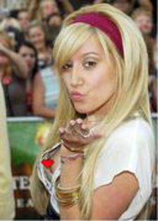 5 - Ashley Tisdale kiss