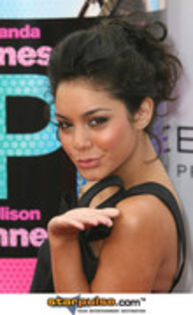 4 - Vanessa Hudgens kiss