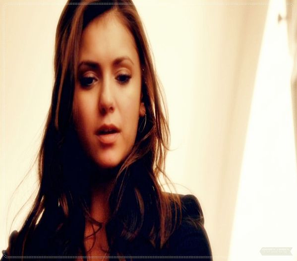 》 Da;-?=)))) *se uita in telefon, il butoneaza si-si musca buza;<* =)))))))))