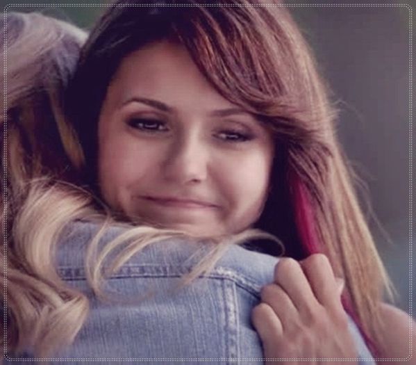 》 Ce j;;eg :| ...#davina *deschide usa si o imbratiseaza* Normal click - zz - Ravenswood city