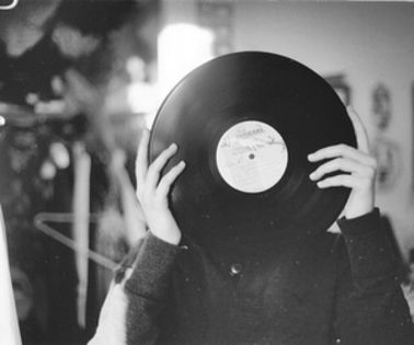 Dupa o alergare napraznica sergentul iesi din padure, se urca in masina si dadu sa porneasca; insa era foarte speriat si nu nimerea cheile.
 Dupa o alergare napraznica sergentul iesi din padure, se urca in masina si dadu sa porneasca; insa era foarte speriat si nu nimerea cheile.