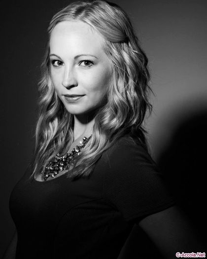 ᵔᴥᵔ -- _click_ Chiar eu, cur..vule !! De când aşteptam să te prind pe aici; _se descalţă de pantofii cu toc şi aruncă în el_ De ce mă ? De ce mi-ai făcut una ca asta? _îi dă cu pantofu în cap_ ##klaus =))
