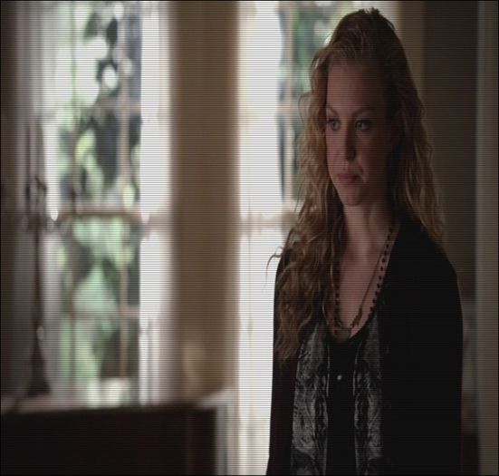 ;. -coboară de sus și se pune pe scări-.