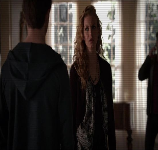 ;. Brunetule....-cască și se întinde pe scări-.