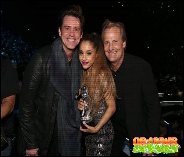 Ariana with Jim Carrey and Jeff Daniels at the VMA s - 2O14