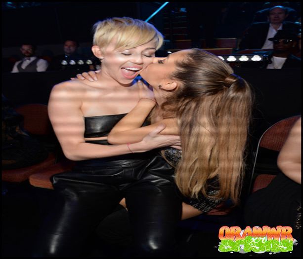 Ariana and Miley Cyrus at the VMA s - 2O14