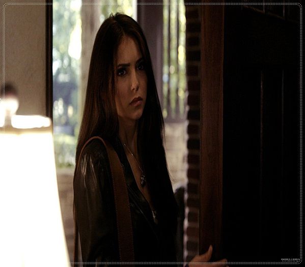 》 *intra in casa si se uita in jur*