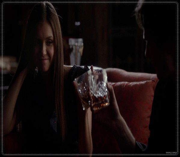 》 click *isi ia un pahar si da noroc cu el*; Hai ca beau si eu.. ca sa nu fiu ne;;simtita si sa-ti stric chefu..=))))) *da pe gat*
