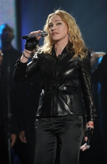madonna-performs-at-hope-for-haiti-now