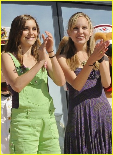 jennifer-stone-kiss-mickey-mouse-02 - Alyson Stoner