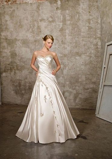 2010-Wedding-Dress-with-Beautiful-Sweetheart-Neckline1 - rochii de mireasa si torturi de nunta