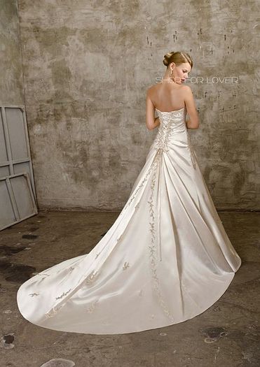 2010-Wedding-Dress-with-Beautiful-Sweetheart-Neckline2 - rochii de mireasa si torturi de nunta