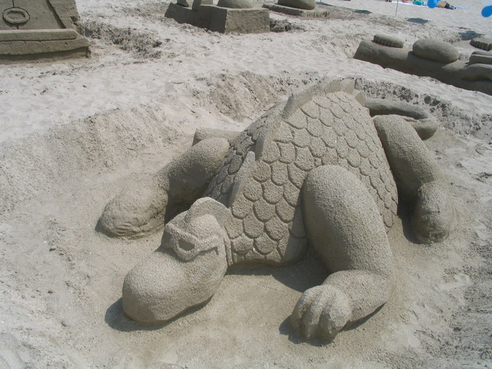 dinozaur nisip Mamaia 2005 - rochii de mireasa si torturi de nunta