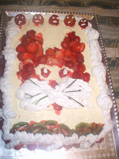 tort decorat de copii