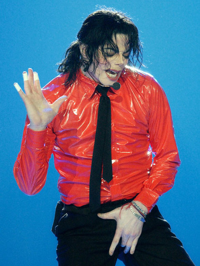 Micare frumoasa6 - Michael Jackson cantand sh dansand la concerte