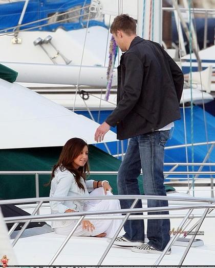 ashley-scott-boat-trip-09