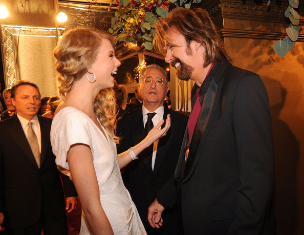 57th+Annual+BMI+Country+Awards+Arrivals+c3IwTnglDWLl - Cat de mult o iubesc eu pe Taylor Swift