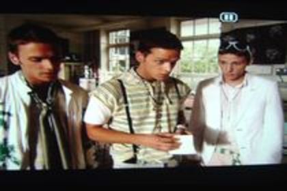  - Servicile secrete la liceu