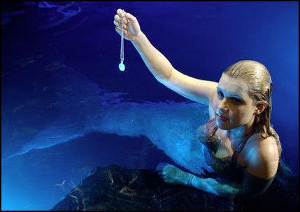 emma-finds-gracies-locket-h2o-just-add-water-1163612_429_304 - claire holt