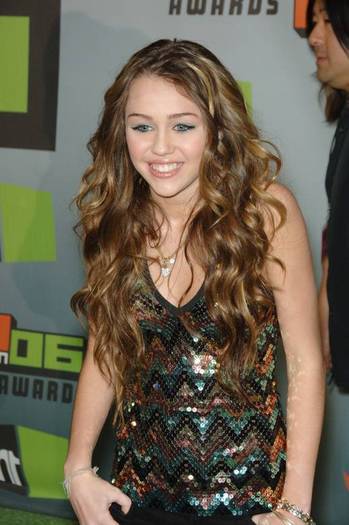 SVEHXZSFKMAWUXMWISK - Miley la emisiune