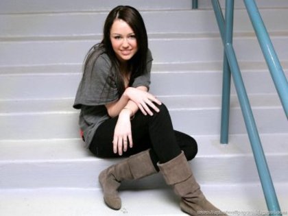 ZVVGVHYIKUJSCWMRJXU (96) - Miley si Hannah