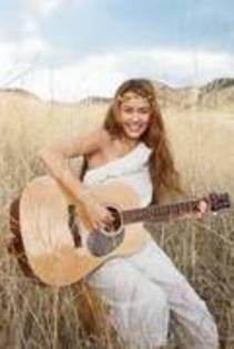 MILEY CANTAND IN NATURA - album pt DiverseMileyCyrus
