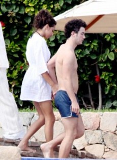 kevin-danielle-honeymoon-mexico1-219x300 - KEVIN JONAS SI DANIELLE DELEASA