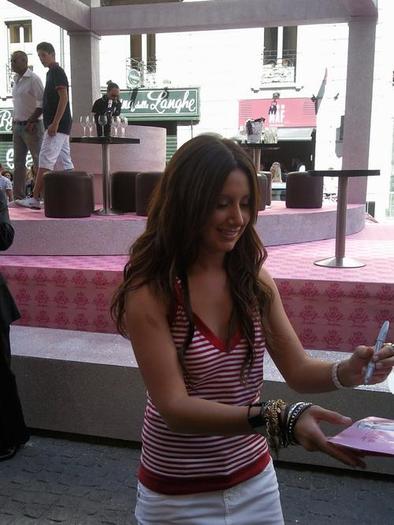 ashley-tisdale-puerco-espin-milano_04 - ASHLEY TISDALE