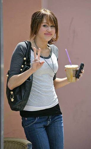 miley_cyrus_1214772328