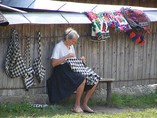 Maramures; traistute si altele etalate pe gard, pt vinzare
