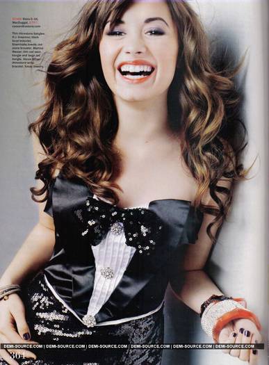 Demi-in-Seventeen-demi-lovato-3171674-1386-1878