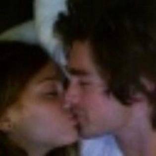 miley_cyrus_kissing_300x300[1] - miley kissing