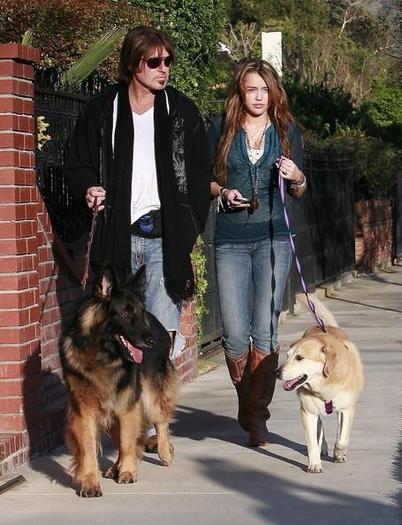 Miley_Cyrus_1239640307_3