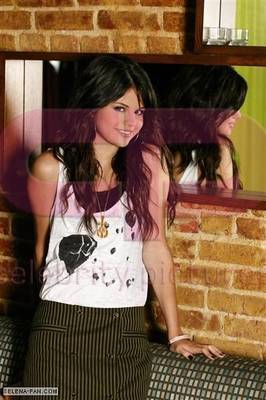 BKYMLOWWNSHZUYFAHMZ - Selena Gomez sedinta foto 6