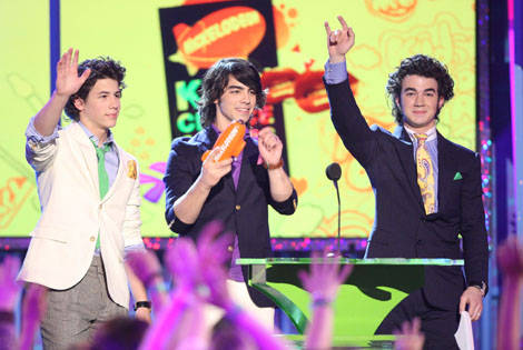 Jonas-Brothers-group-d07